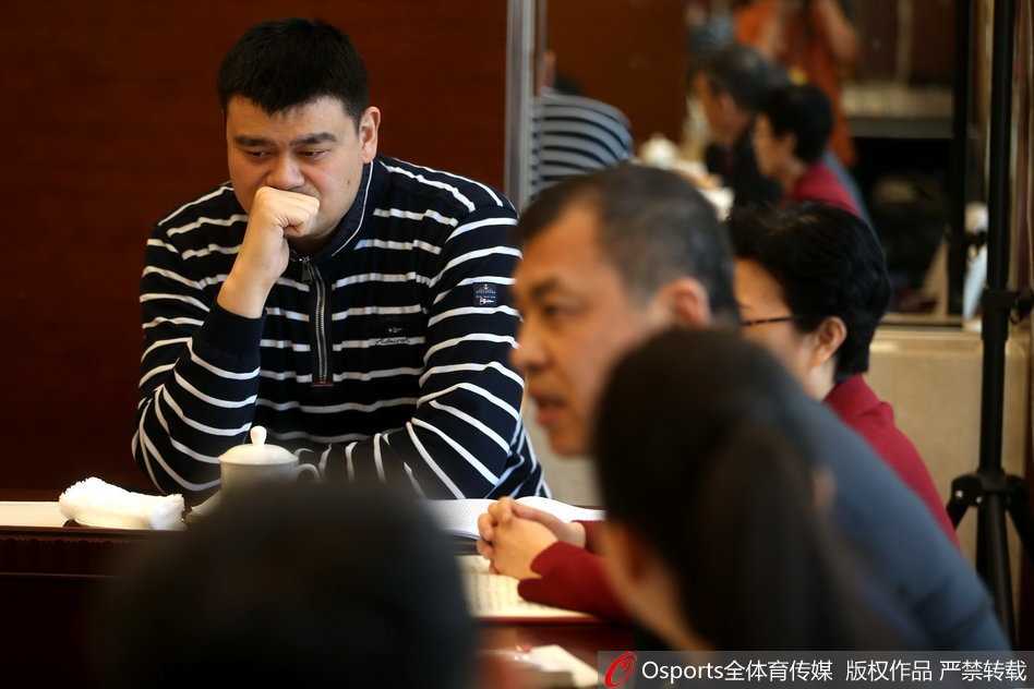 “小巨人”的大智慧:姚明在两会上的篮球改革与体育强国梦 身高2米26的姚明在人民大会堂东门外台阶上被层层记者包围,他面带微笑,从容地俯身倾听身前记者的问题,巨大的身高差让这场采访显得别有趣致。