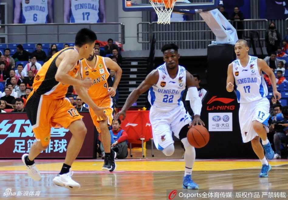 青岛队外援吉布森面对山西队防守，急停跳投出手，篮球在空中划过一道弧线飞向篮筐。