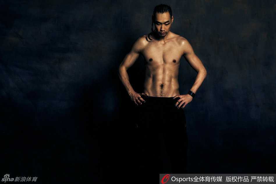 「发型总监」孟达携爱妻火辣出镜·铁骨柔情演绎狂野本色 孟达妻子单人出镜,大秀修长美腿,身材曲线玲珑有致,黑长直发搭配酷感造型气场全开