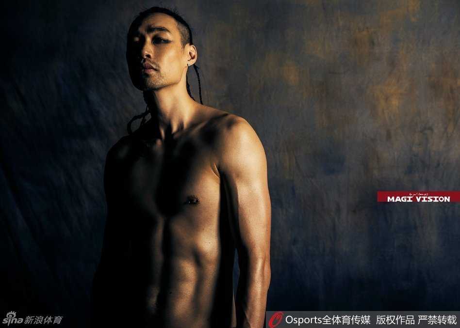 「发型总监」孟达携爱妻火辣出镜·铁骨柔情演绎狂野本色 孟达与妻子甜蜜互动,两人身穿深色系服装酷劲十足,背景灯光迷离,氛围感拉满