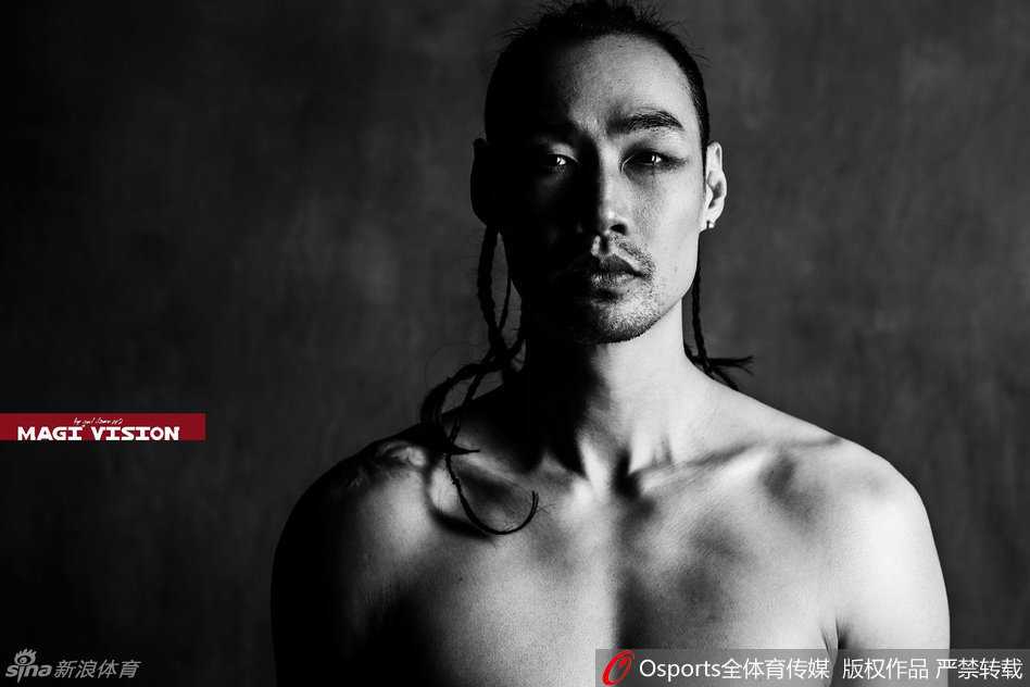 「发型总监」孟达携爱妻火辣出镜·铁骨柔情演绎狂野本色 孟达背部特写,肌肉线条分明充满力量感,搭配个性黑指甲油,细节之处彰显叛逆时尚态度