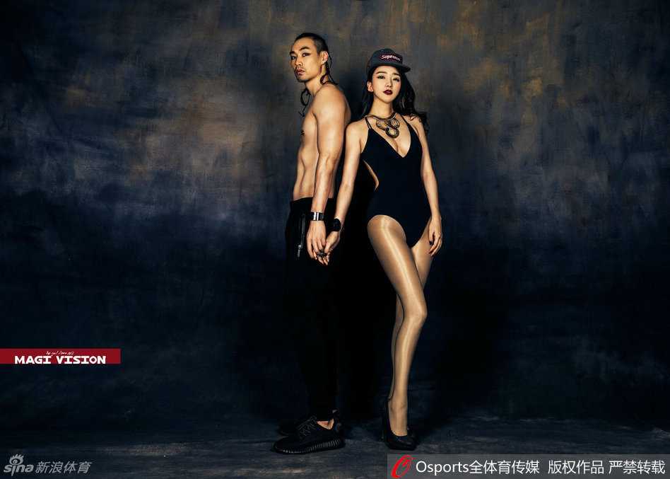 「发型总监」孟达携爱妻火辣出镜·铁骨柔情演绎狂野本色 孟达赤裸上身展示雕塑般肌肉线条,妻子依偎身旁眼神迷离,黑指甲油细节酷劲十足