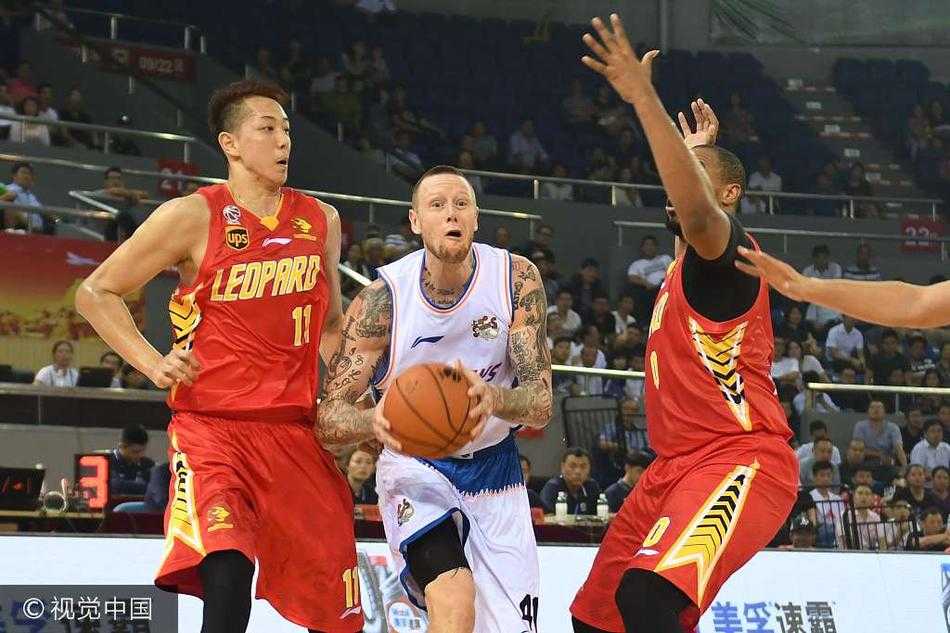 上海队外援约什-阿克格农面对严密防守，利用节奏变化强行突破，眼神中充满杀气，试图为球队撕开得分缺口。