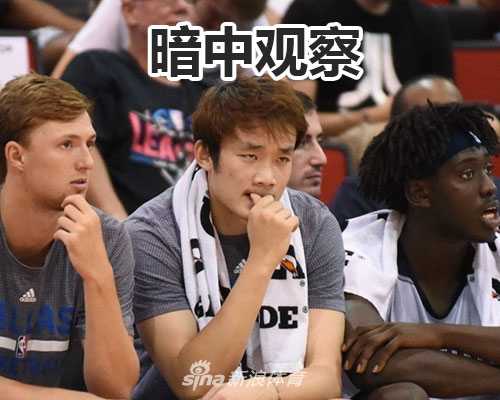 皇马新援特奥在伯纳乌亮相仪式上颠球，皮球刚离开脚面第六下就即将失控落地，他脸上露出了尴尬而羞涩的憨笑。