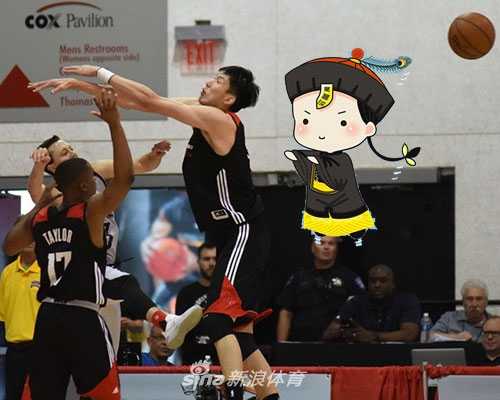 国乒总教练刘国梁在表演赛后，笑着伸手“掐住”爱徒张继科的脖子，张继科则露出调皮又讨饶的搞笑表情。