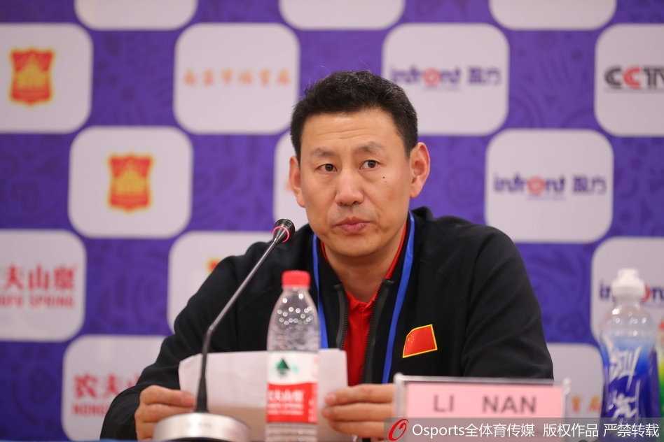 面對眾多媒體的長槍短炮，丁彥雨航神情專注，燈光打在他的臉上，映照出一位中國籃球領軍人物的堅毅與執著