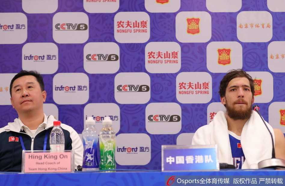 丁彥雨航在發布會上侃侃而談，手中的話筒仿佛是他的麥克風，向在場所有媒體宣告著中國隊的自信與從容