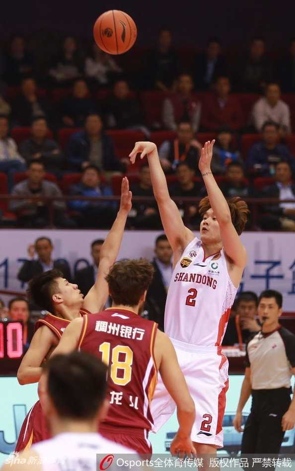 劳森蝴蝶穿花般突破上篮，灵动身影无人可挡