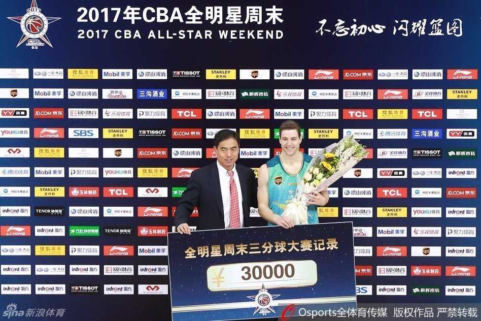 丁彦雨航加冕MVP,弗雷戴特三分封王,京城全明星周末星光璀璨 郭艾伦与王哲林在比赛中趣味对位,大王的庞大身躯和小郭的灵巧突破形成鲜明对比,两人脸上洋溢着享受比赛的灿烂笑容。