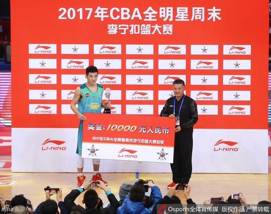 丁彦雨航加冕MVP,弗雷戴特三分封王,京城全明星周末星光璀璨 广厦新星孙铭徽在扣篮大赛决赛中飞跃队友,上演一记惊为天人的隔人暴扣,瞬间点燃全场激情,评委们毫不犹豫地亮出了满分的牌子。
