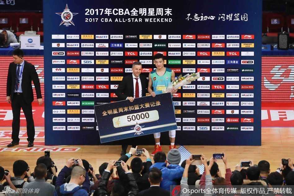 丁彦雨航加冕MVP,弗雷戴特三分封王,京城全明星周末星光璀璨 丁彦雨航在全明星正赛结束后荣获MVP,颁奖台上他高高举起奖杯,面带谦逊而自信的微笑,四周的彩带如同为他加冕的皇冠上的金缕。