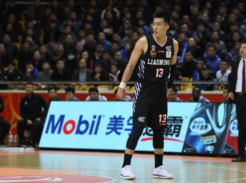 劳森面对贴身紧逼防守，冷静送出关键助攻，为队友创造绝佳得分机会。