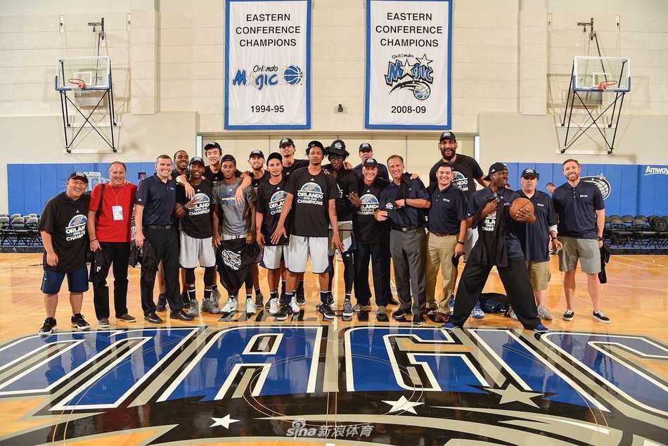 丁彦雨航十三分闪耀奥兰多,助攻绝杀助小牛加时夺夏季联赛冠军 丁彦雨航在夏季联赛决赛中面对活塞防守球员,果断出手三分,篮球在空中划出完美弧线。