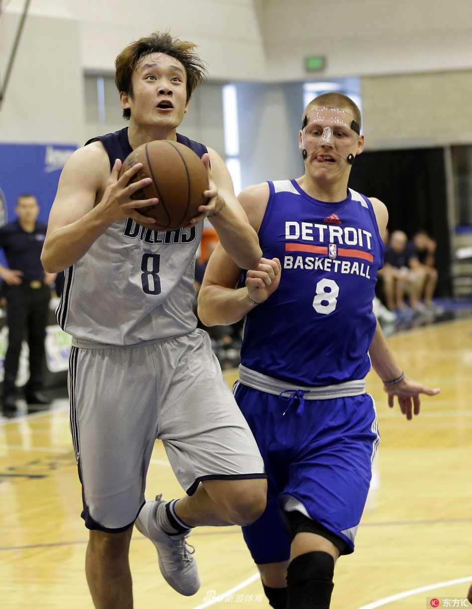 丁彦雨航十三分闪耀奥兰多,助攻绝杀助小牛加时夺夏季联赛冠军 丁彦雨航突破上篮时造成对手犯规,身体在空中略有倾斜依然稳稳将球抛出,表情专注。