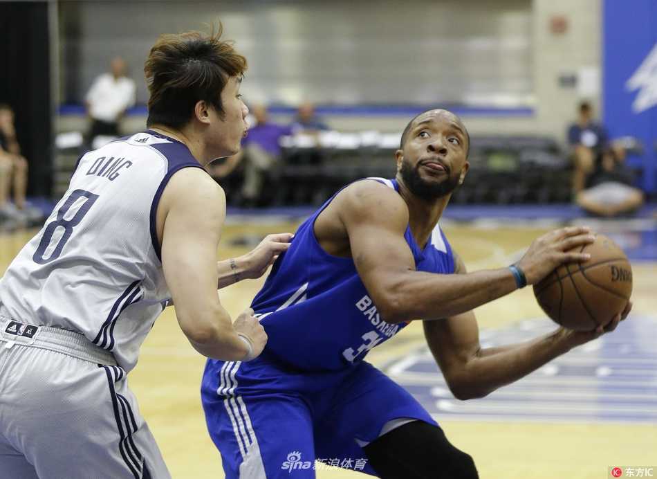 丁彦雨航十三分闪耀奥兰多,助攻绝杀助小牛加时夺夏季联赛冠军 丁彦雨航持球加速突破活塞队的双层防线,眼神坚毅,展现出强烈的攻击篮筐的欲望。