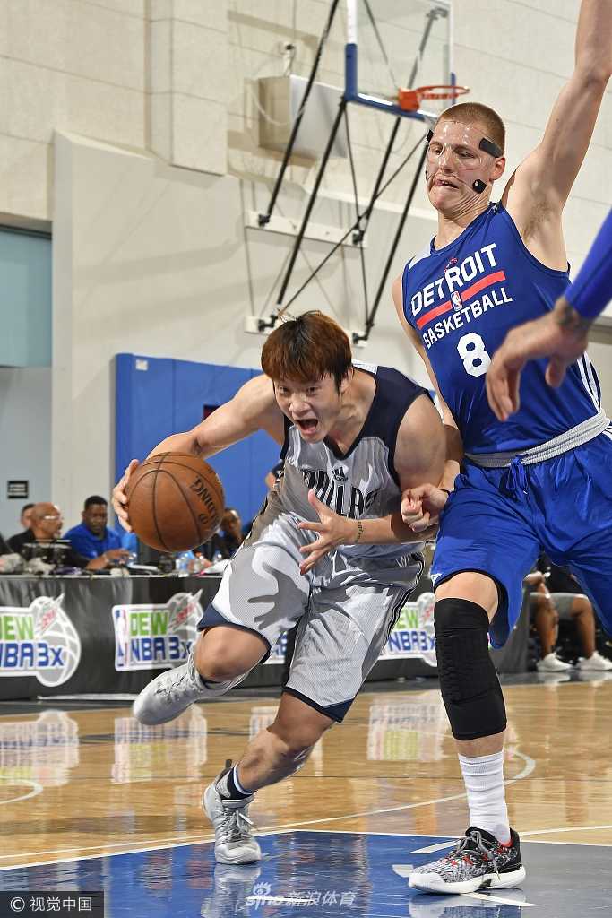 丁彦雨航十三分闪耀奥兰多,助攻绝杀助小牛加时夺夏季联赛冠军 丁彦雨航在加时赛最后时刻突破至活塞队内线,面对两人包夹冷静寻找队友,即将送出绝杀助攻。