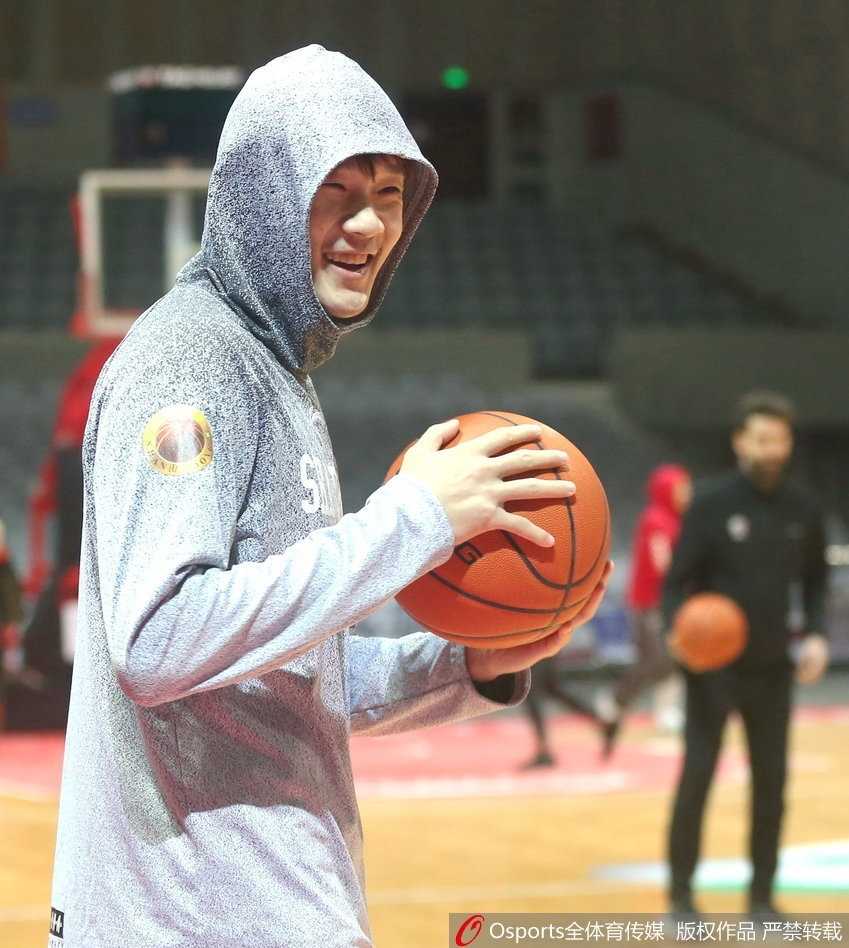 训练中的小丁龇牙咧嘴，使出浑身力气进行拉伸，面部肌肉紧绷得近乎变形，让人隔着屏幕都能感受到那股酸爽劲儿。