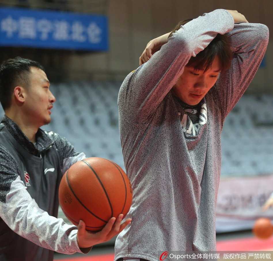 训练结束后，小丁露出标志性的阳光笑容，额头上还挂着细密的汗珠，眼神清澈而坚定，仿佛在用微笑告诉球迷：一切都好，备战顺利。