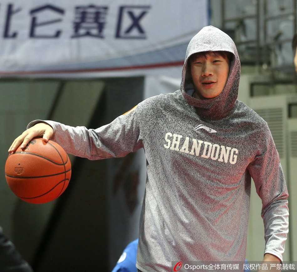 丁彦雨航在赛前热身中表情夸张，瞪大双眼咧嘴大笑，仿佛发现了什么新奇有趣的事情，往日冷酷杀手的形象瞬间消失。