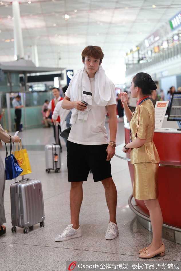 丁彦雨航与先一步到达的周琦在酒店汇合，两人并肩站在一起低声交流，虽然周围人来人往，但这一刻的重逢仿佛让整个空间都安静了下来。