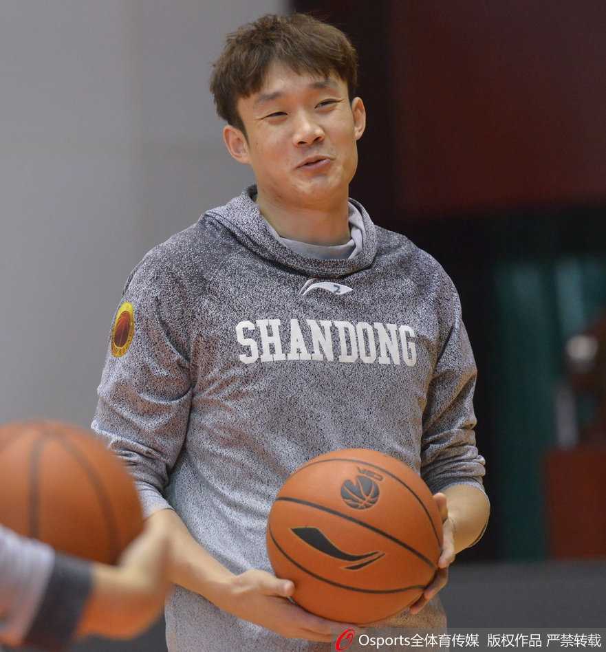 丁彦雨航在训练中眉头微皱，眼神中透露出一丝疲惫与迷茫，仿佛在思考人生，呆萌神态惹人怜爱。