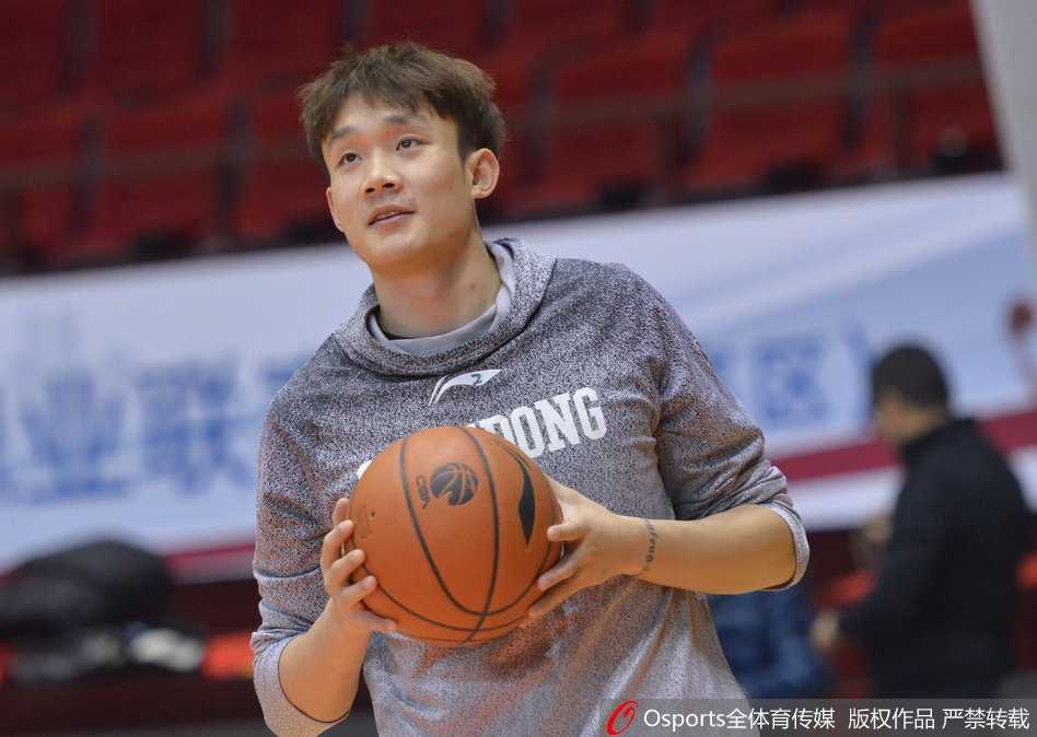 训练结束后的丁彦雨航，汗水浸湿了头发，面无表情直视前方，疲惫感写满脸上，展现了职业运动员场下不为人知的艰辛。