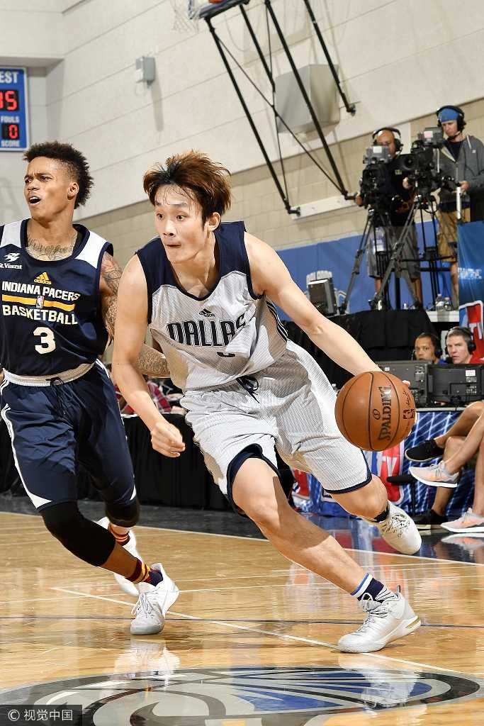 丁彦雨航运球快速突破，他压低重心，如同一道游走的利刃划破对手的防线，眼神中透露着对胜利的渴望，随时准备给对手致命一击。