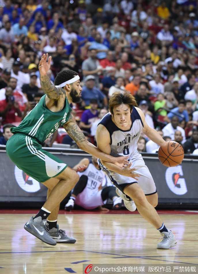 丁彦雨航持球面对严密防守，眼神专注准备突破，仿佛在思考下一步的进攻动作。