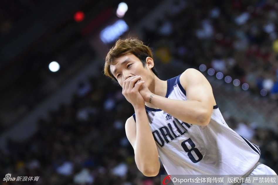 丁彦雨航在夏季联赛中眼神坚毅，完全灌注了火热手感，面对防守球员从容运球观察。