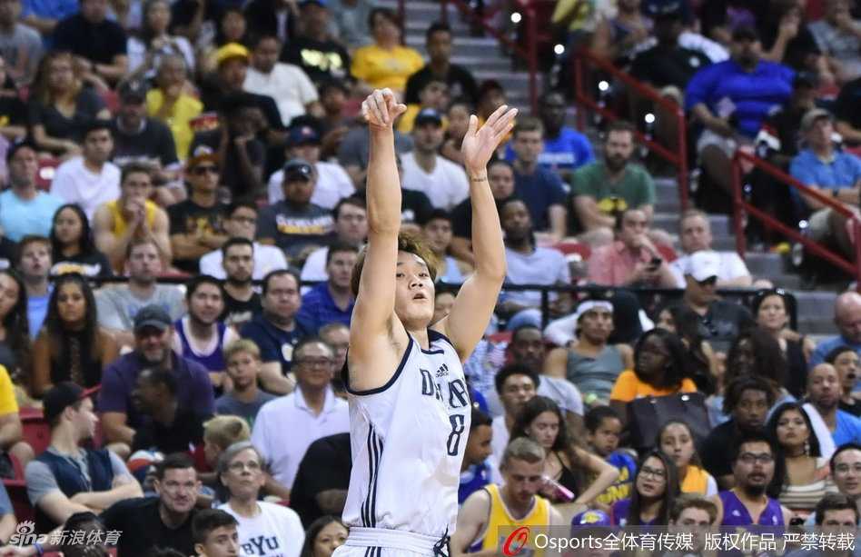 丁彦雨航在场上与队友进行战术挡拆，两人眼神交流后迅速拆开寻找进攻机会。