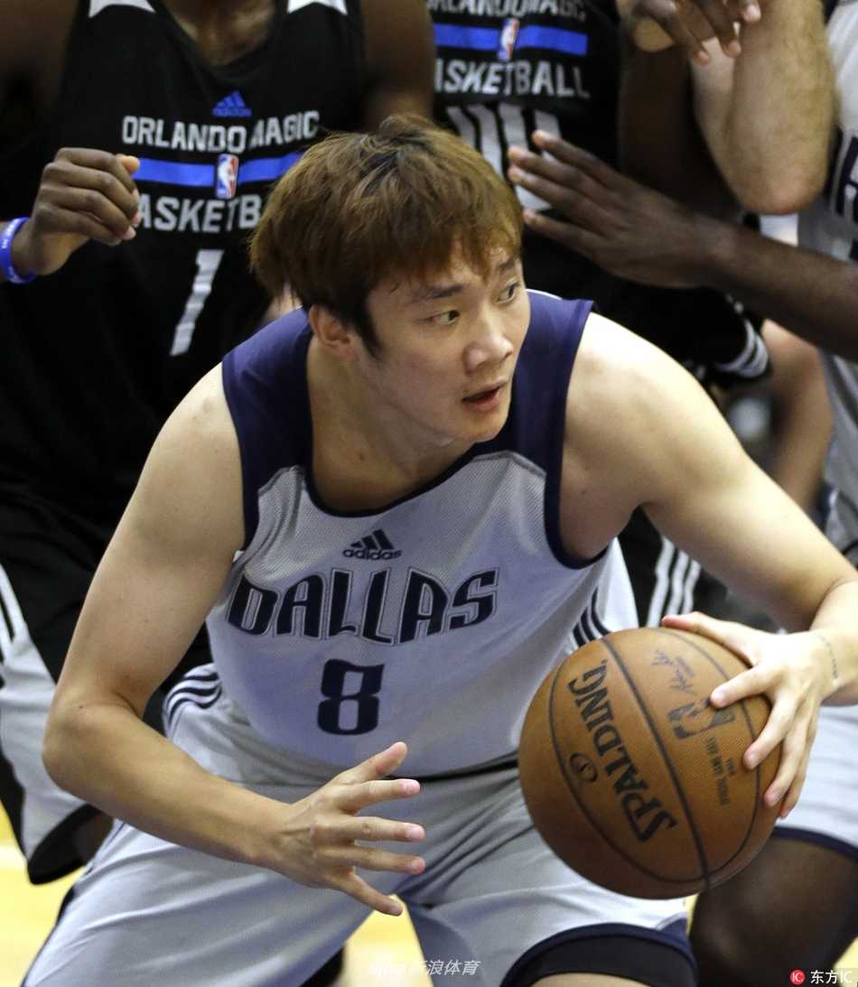 在重重防守球员的包围之下，丁彦雨航高高跃起，试图在长人林中摘下一个宝贵的进攻篮板。