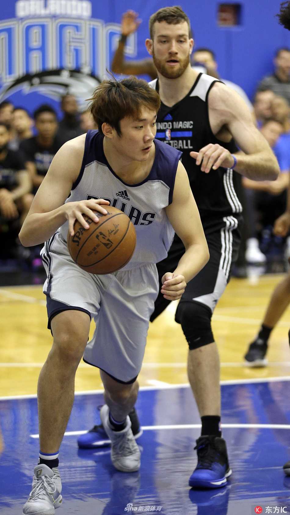 面对防守者的严密贴身，丁彦雨航压低重心强行突破，肌肉的碰撞中透露出他毫不退让的强硬态度。