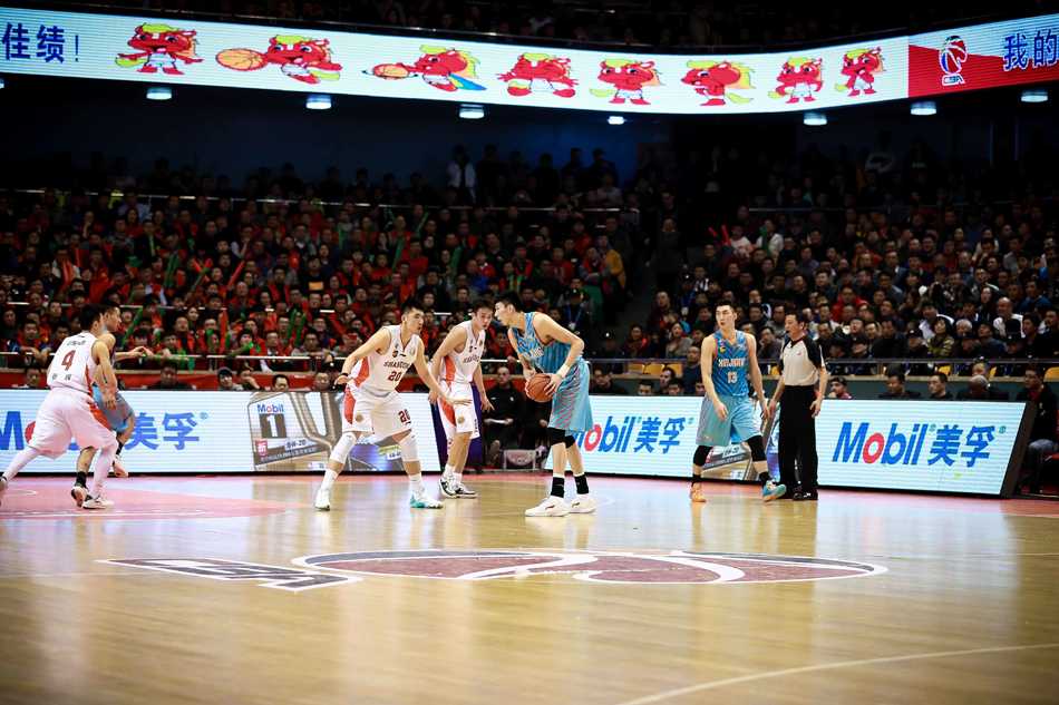 丁彦雨航高高跃起庆祝进球，握拳怒吼，队友们纷纷上前与他击掌，现场气氛被推向高潮。