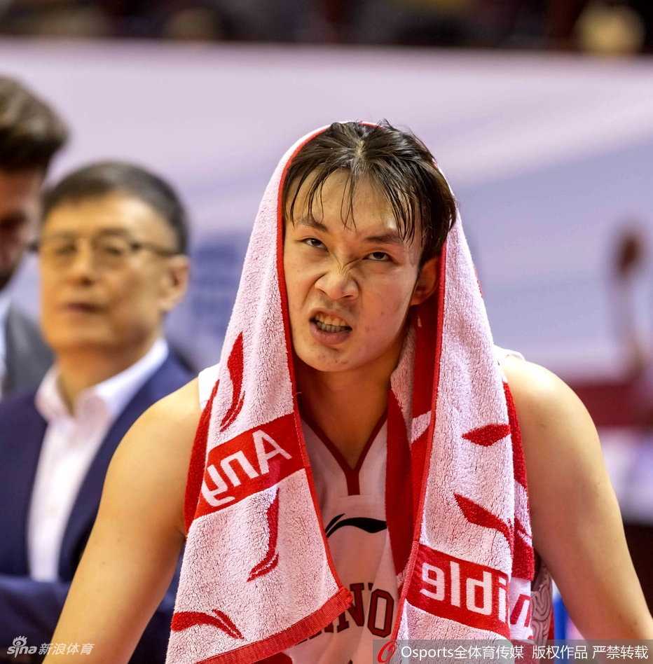 丁彦雨航目光如炬，持球面对防守，眼神中透露着杀手的冷酷与自信，仿佛整个球场都在他的掌控之中