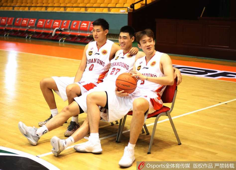 全体队员合影时，丁彦雨航被队友们推到了最前面当“颜值担当”，他显得有些不好意思地笑着，身后的队友们则各种搞怪姿势抢镜，画面其乐融融。