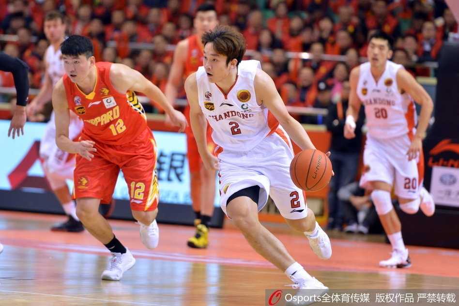 莫泰尤纳斯篮下遭遇三人合围，依然高举高打试图终结进攻