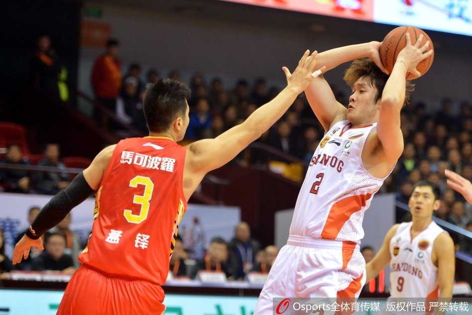 深圳队外援萨林杰强硬背打，试图顶开山东球员防守