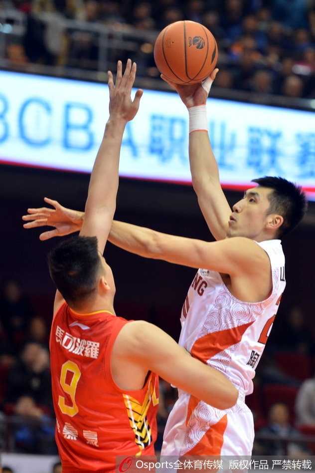 深圳队李慕豪与萨林杰意外相撞后倒地，队友神情关切