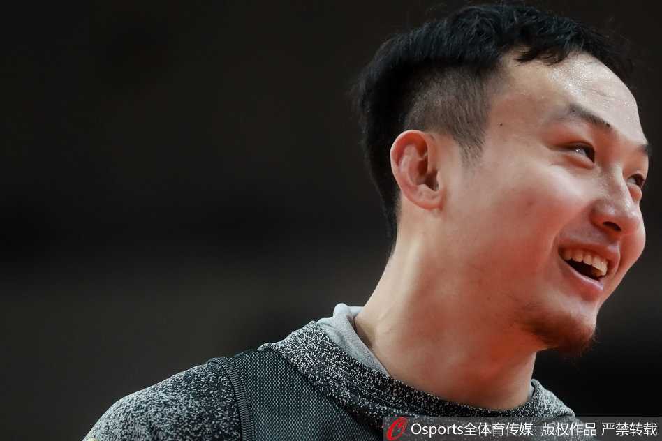 在战术演练环节，主教练凯撒手持战术板，正在向队员们详细讲解跑位路线，丁彦雨航与队友们围拢倾听，全神贯注地领会教练的战术意图。