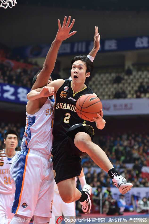 哈达迪禁区持球背身单打，山东防守者全力顶防重心偏移，激烈对抗火星四溅