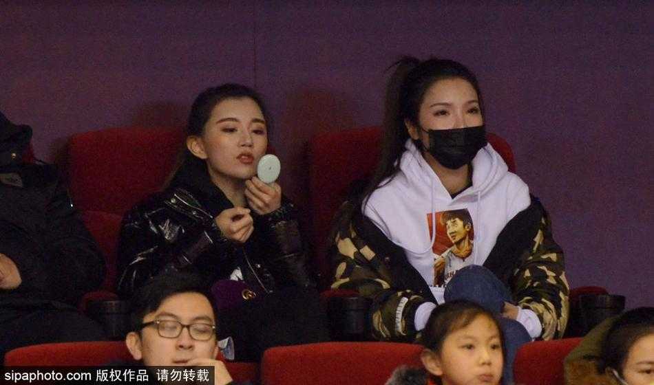 目光紧紧追随球场上的身影，丁彦雨航女友眼神里满是关切，她与身旁的睢冉妻子不时轻声交流，仿佛在用闺蜜间的默契为各自的他隔空传递力量。