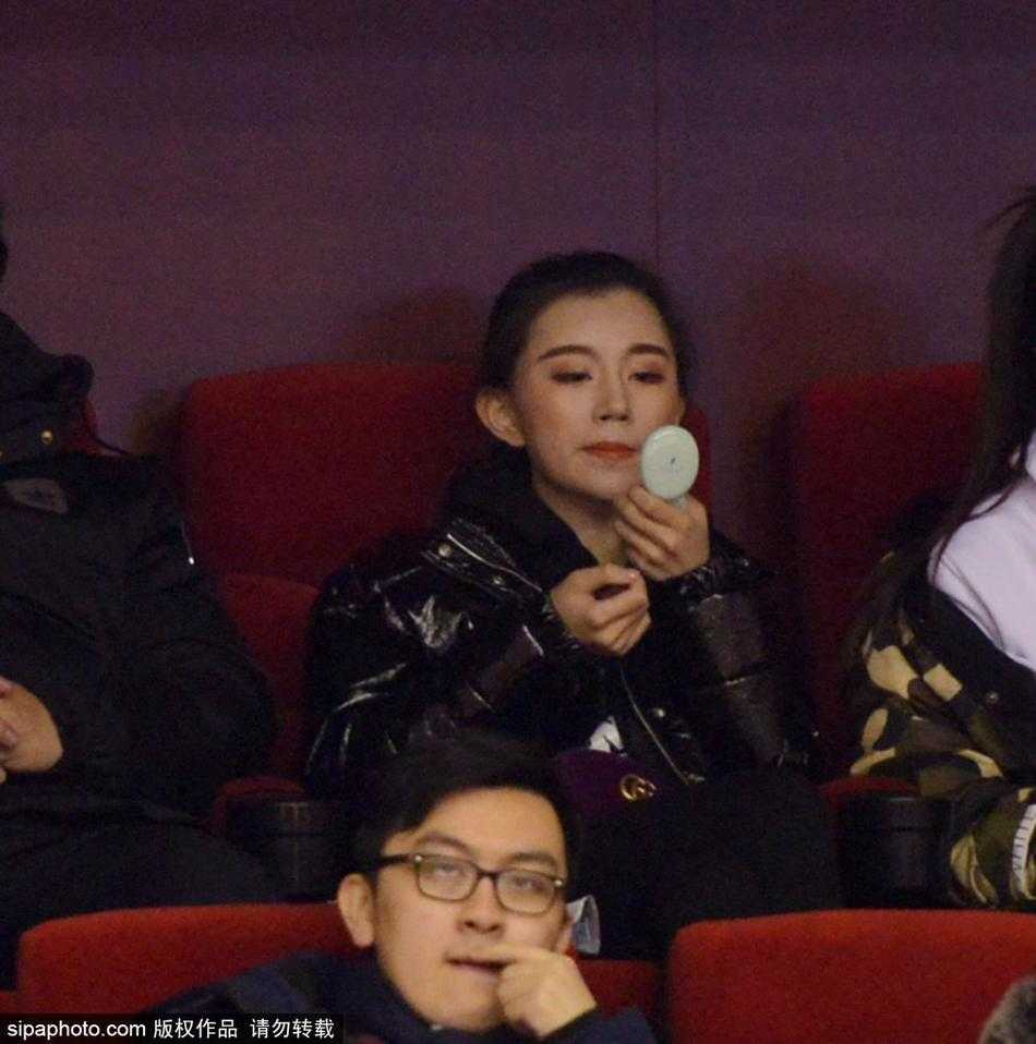 举手投足间尽显优雅，睢冉妻子在看台上露出温婉笑容，这位山东队长背后的女人，用最安静的方式陪伴着丈夫经历赛场的每一次起落。