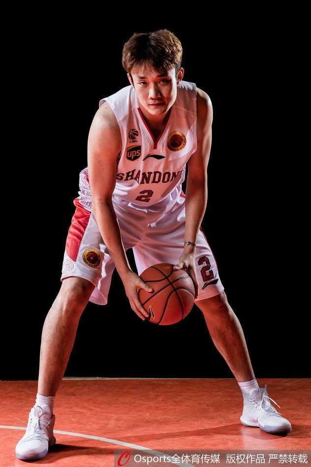 莫泰尤纳斯与队友击掌相庆，新援老将迅速打成一片