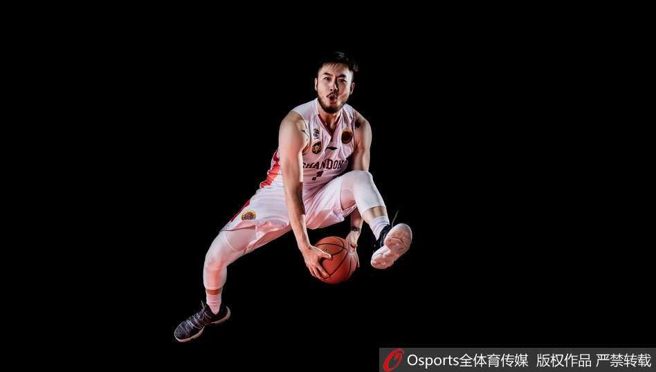 睢冉咧嘴大笑展硬汉柔情，与队友勾肩搭背尽显兄弟情深