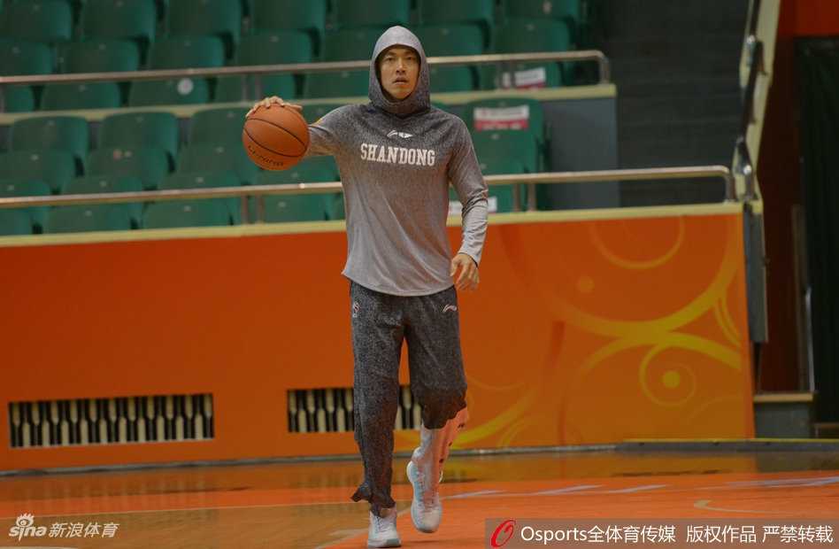 丁彦雨航赛前神情专注，目光如炬地运球入场，浑身散发领袖气质