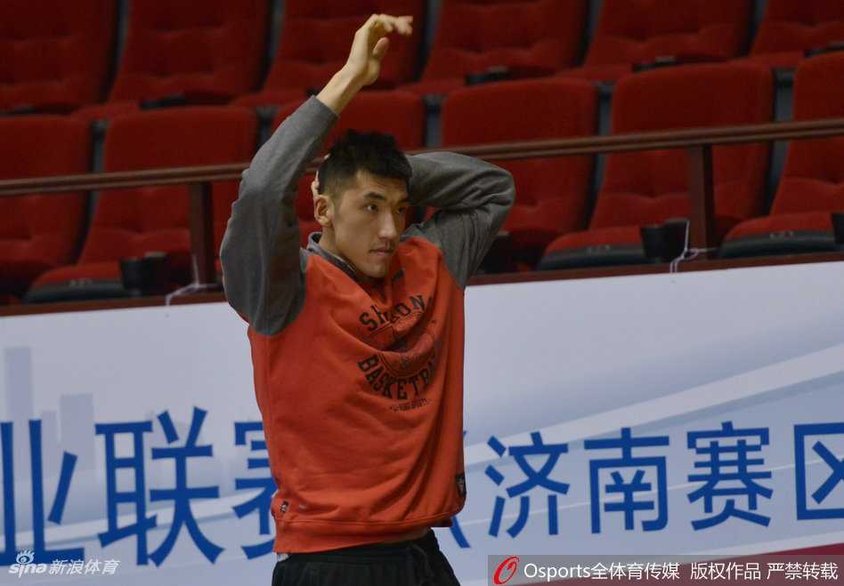 热身中的丁彦雨航完成一记标志性的后仰跳投，动作舒展飘逸，手感柔和