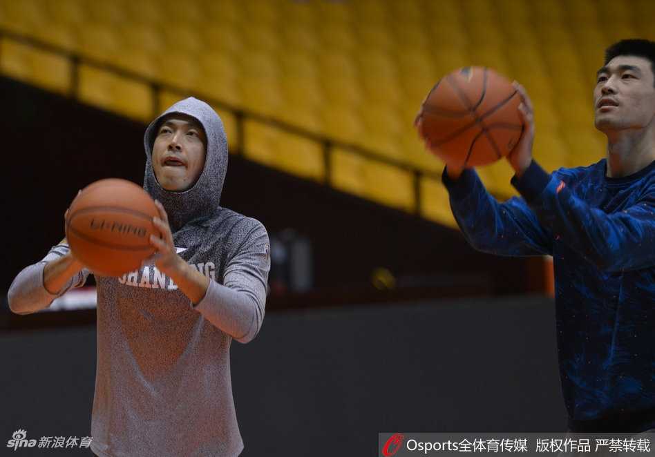 小丁在赛前热身中尝试超高难度的转身投篮，核心力量惊人，展现超凡身体控制力