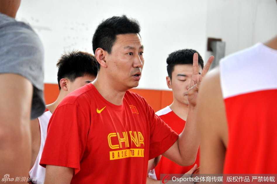 夕阳余晖中，山东全运男篮队员们勾肩搭背围成一圈，丁彦雨航站在中间怒吼鼓劲，象征着全队团结一心冲刺预赛。