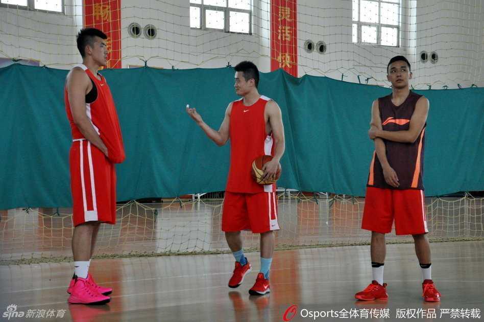 丁彦雨航在山东男篮训练馆中目光如炬，运球突破时肌肉线条分明，展现出赴美特训后的劲爆身体状态。