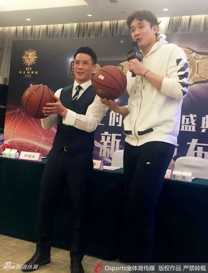 丁彦雨航双手紧贴面部做好防守姿态，眼神锐利地盯着前方，仿佛在拳台上严阵以待，平时在篮球场上的统治力此刻转化为了拳击手的警觉。